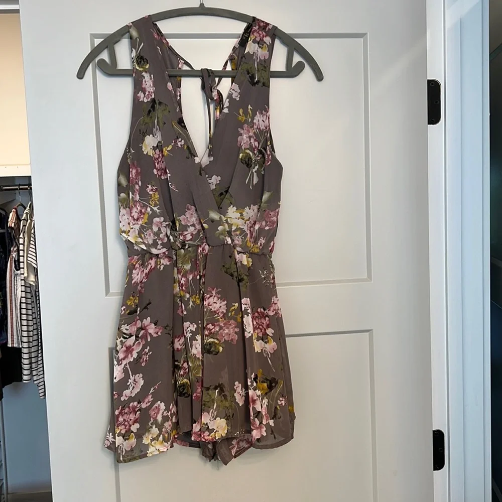 FLORAL ROMPER - Picture 1 of 6